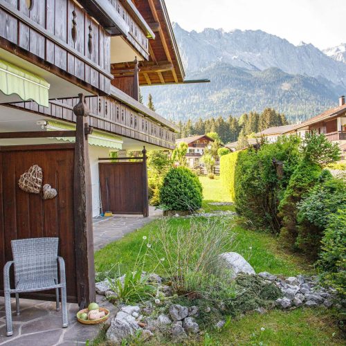 Terrasse mit Garten in Ferienwohnung in Garmisch-Partenkirchen
