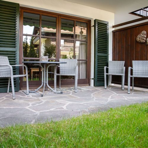Terrasse mit Stühlen in Ferienwohnung in Garmisch-Partenkirchen