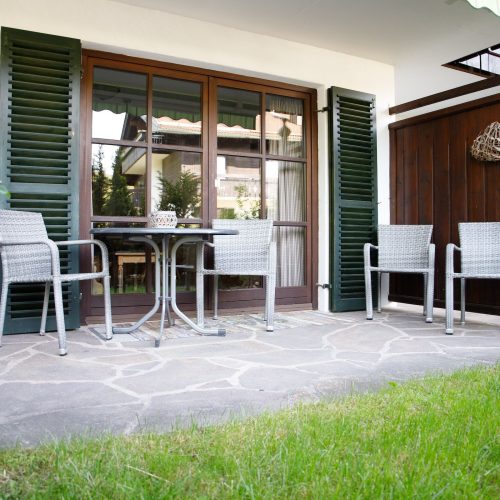 Terrasse mit Stühlen in Ferienwohnung in Garmisch-Partenkirchen