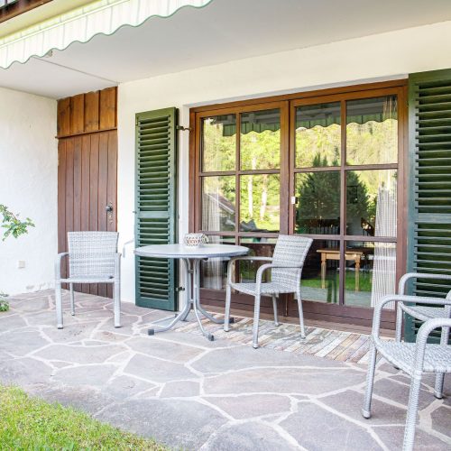Terrasse mit Stühlen in Ferienwohnung in Garmisch-Partenkirchen