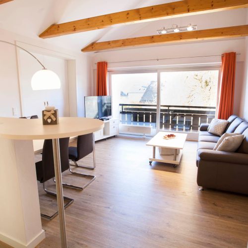 offener Wohnbereich mit Esstisch und Sofa in Ferienwohnung in Garmisch-Partenkirchen