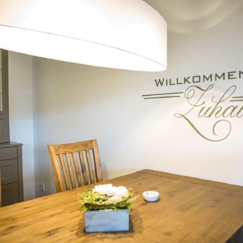 Wandschrift und Essenstisch in Ferienwohnung in Garmisch-Partenkirchen