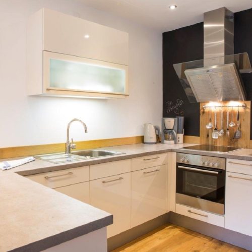 Küche in weiß und grauer Arbeitsfläche in Ferienwohnung in Garmisch-Partenkirchen