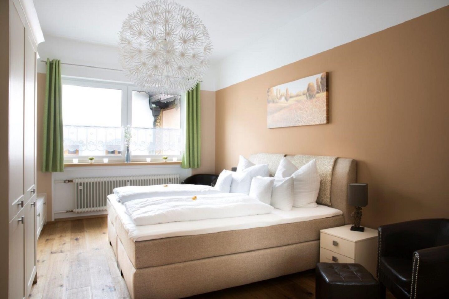Doppelbett und Nachttisch in Ferienwohnung in Garmisch-Partenkirchen