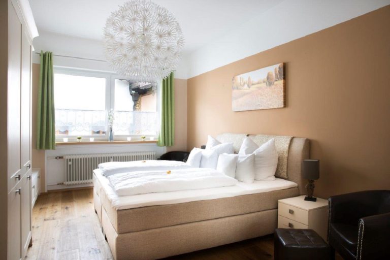 Doppelbett und Nachttisch in Ferienwohnung in Garmisch-Partenkirchen