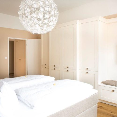 Doppelbett und Fernseher in Ferienwohnung in Garmisch-Partenkirchen