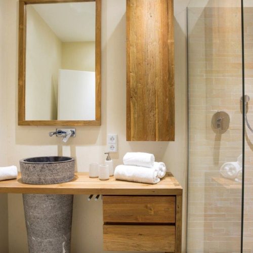 Badezimmer mit Dusche und Spiegel in Ferienwohnung in Garmisch-Partenkirchen