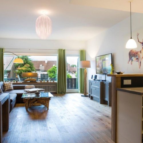 offene Küche und Esszimmer und Wohnzimmer in Ferienwohnung in Garmisch-Partenkirchen