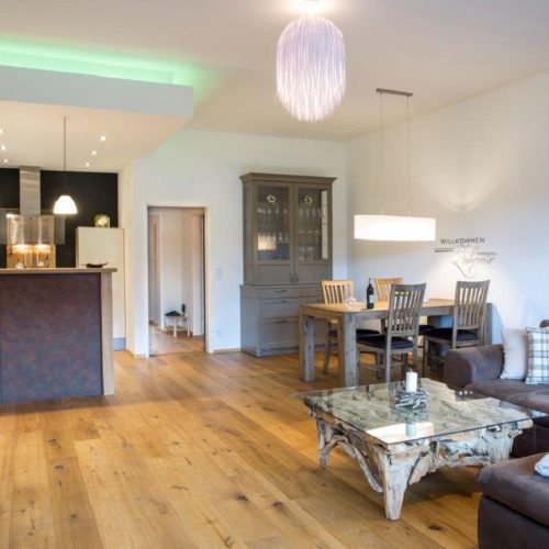 Esszimmer und offene Küche in Ferienwohnung in Garmisch-Partenkirchen