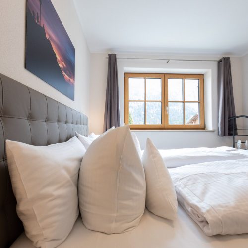 Doppelbett mit Kissen in Ferienwohnung in Garmisch-Partenkirchen