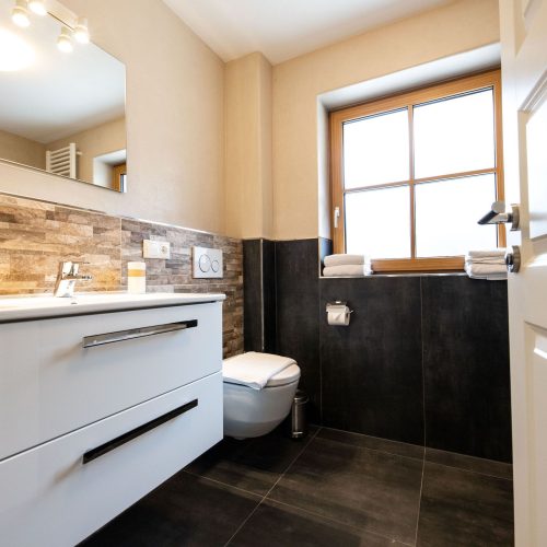 Badezimmer mit Spiegel in Ferienwohnung in Garmisch-Partenkirchen