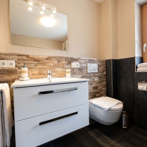 Waschbecken mit Schubladen in Ferienwohnung in Garmisch-Partenkirchen