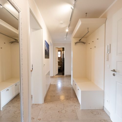 Flur mit Geradrobe in Ferienwohnung in Garmisch-Partenkirchen