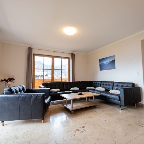Sofa in schwarz in Ferienwohnung in Garmisch-Partenkirchen