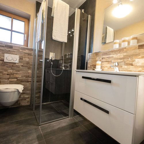 Badezimmer mit Dusche in Ferienwohnung in Garmisch-Partenkirchen