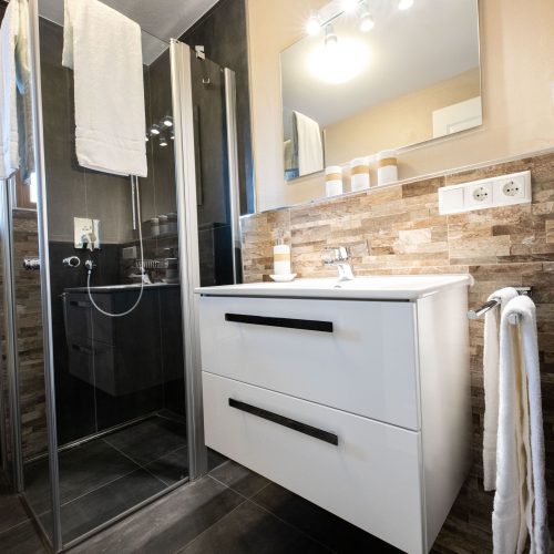 Waschbecken mit Spiegel in Ferienwohnung in Garmisch-Partenkirchen