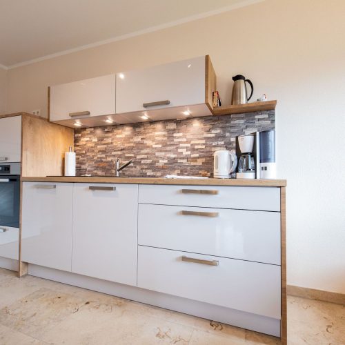 Küche in weiß in Ferienwohnung in Garmisch-Partenkirchen