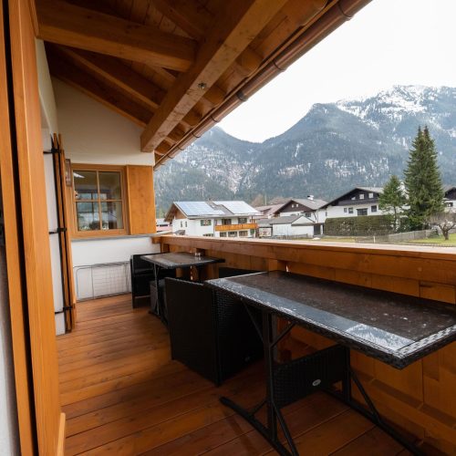 Balkon mit Tischen in Ferienwohnung in Garmisch-Partenkirchen