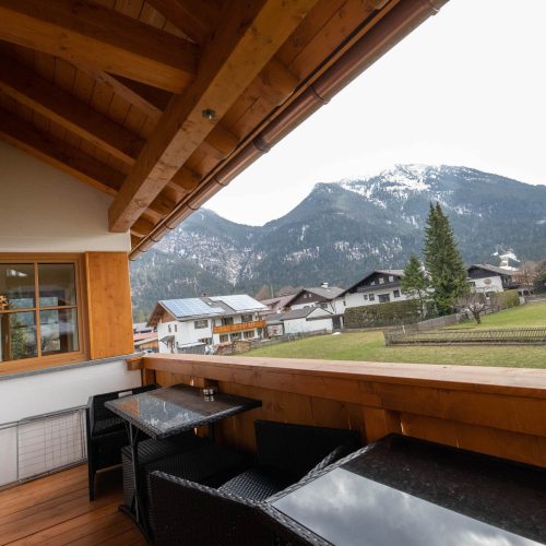 Balkon und Stühle in Ferienwohnung in Garmisch-Partenkirchen