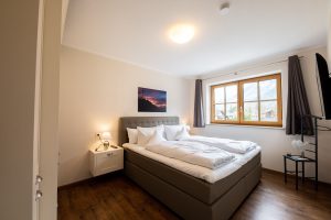 Doppelbett und Fernseher in Ferienwohnung in Garmisch-Partenkirchen