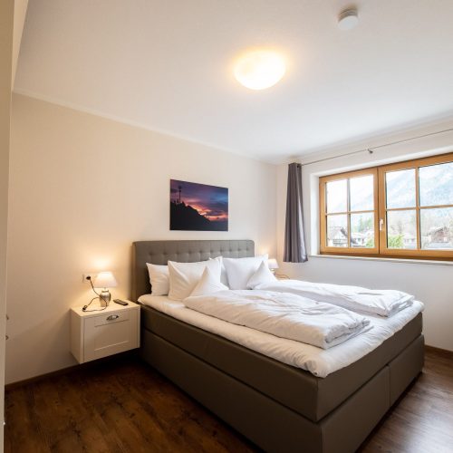 Doppelbett und Fernseher in Ferienwohnung in Garmisch-Partenkirchen