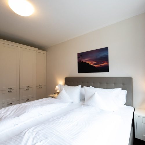 Doppelbett und Kleiderschrank in Ferienwohnung in Garmisch-Partenkirchen