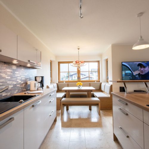 Essbereich mit offener Küche in Ferienwohnung in Garmisch-Partenkirchen