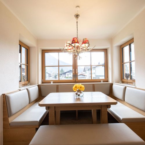 Esszimmer mit Tisch in Ferienwohnung in Garmisch-Partenkirchen