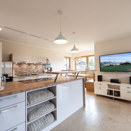 Küche mit großem Fernseher in Ferienwohnung in Garmisch-Partenkirchen