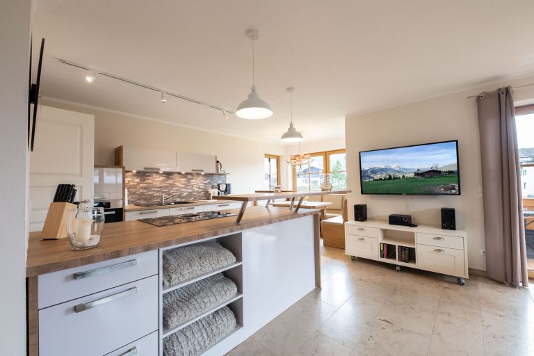 Küche mit großem Fernseher in Ferienwohnung in Garmisch-Partenkirchen
