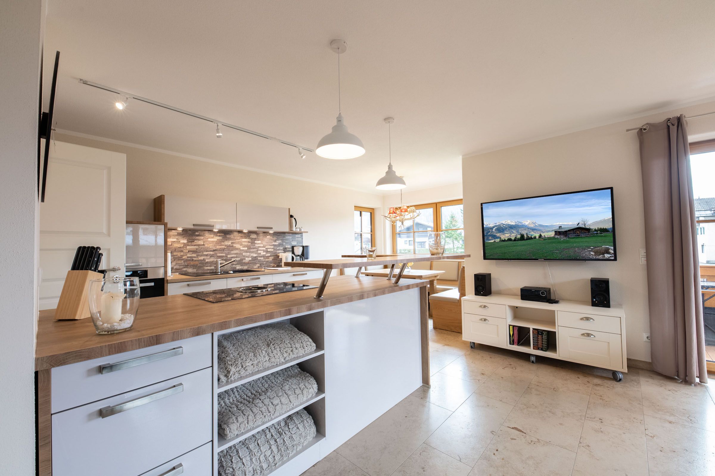 Küche mit großem Fernseher in Ferienwohnung in Garmisch-Partenkirchen