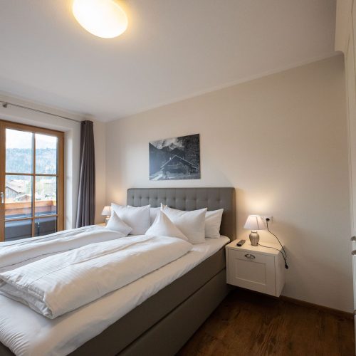 Doppelbett und gute Aussicht in Ferienwohnung in Garmisch-Partenkirchen