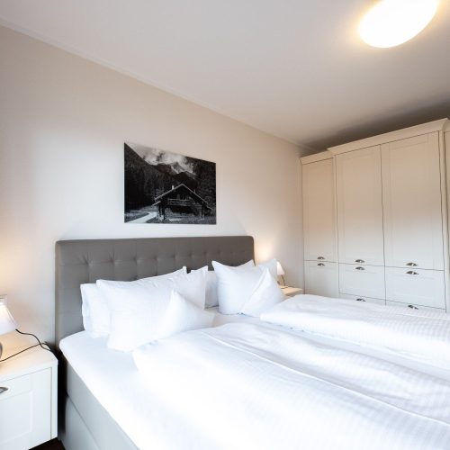 Doppelbett in grau in Ferienwohnung in Garmisch-Partenkirchen