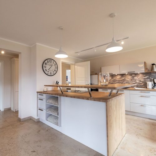 Küche mit Kücheninsel in Ferienwohnung in Garmisch-Partenkirchen