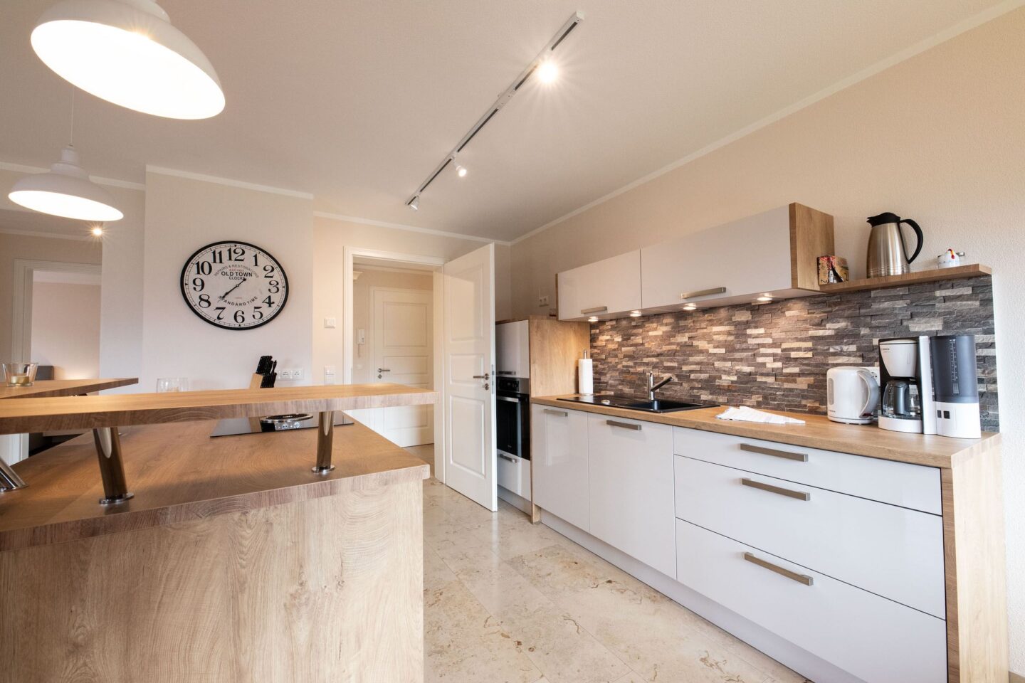 Küche mit großer Uhr in Ferienwohnung in Garmisch-Partenkirchen
