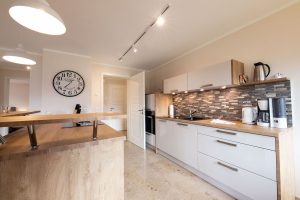 Küche mit großer Uhr in Ferienwohnung in Garmisch-Partenkirchen