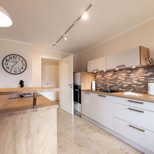 Küche mit großer Uhr in Ferienwohnung in Garmisch-Partenkirchen