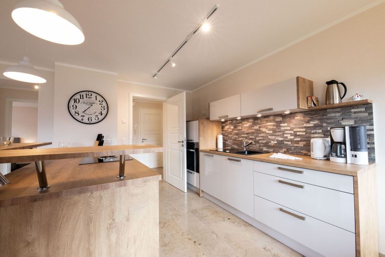 Küche mit großer Uhr in Ferienwohnung in Garmisch-Partenkirchen