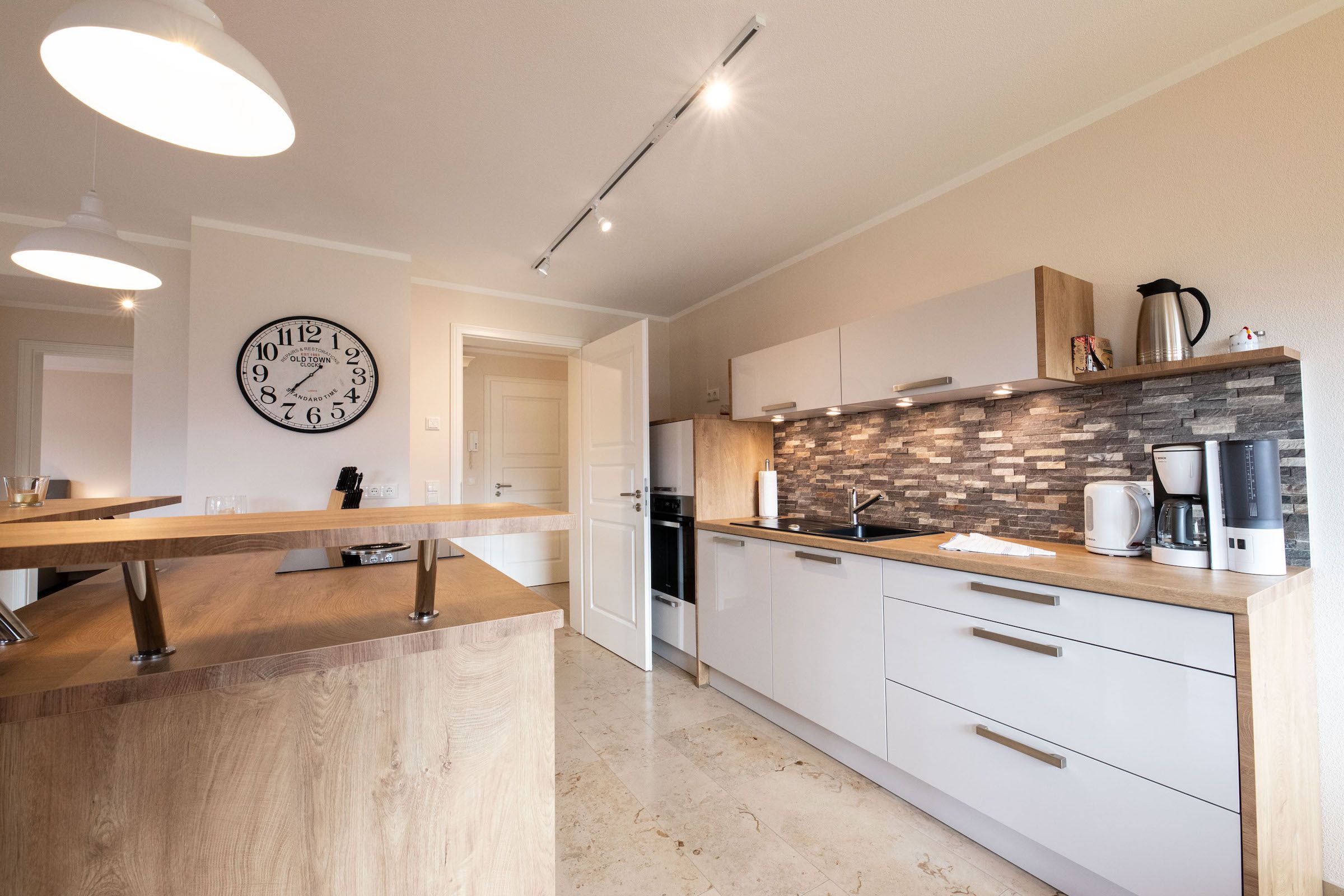 Küche mit großer Uhr in Ferienwohnung in Garmisch-Partenkirchen