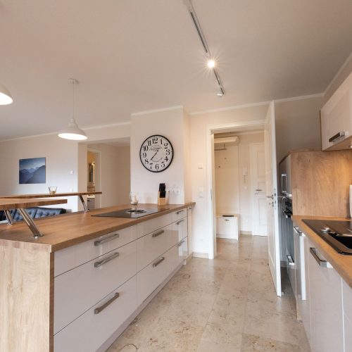 Küche mit Waschbecken und Beleuchtung in Ferienwohnung in Garmisch-Partenkirchen