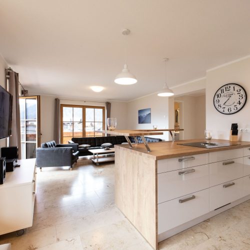 offener Wohnbereich mit Fernseher in Ferienwohnung in Garmisch-Partenkirchen