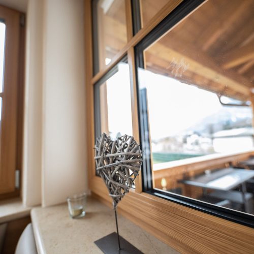 Fensterbank Dekoration in Ferienwohnung in Garmisch-Partenkirchen