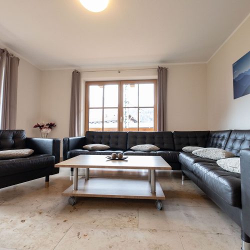 großes schwarzes Sofa in Ferienwohnung in Garmisch-Partenkirchen