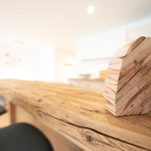 Holzherz auf Küchenablage in Ferienwohnung in Garmisch-Partenkirchen