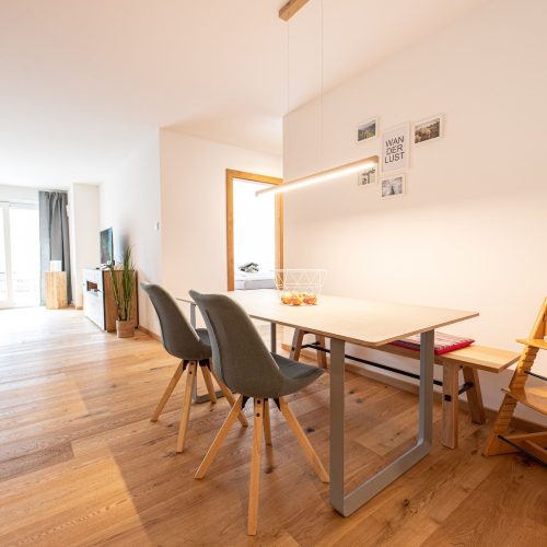 Essbereich mit Kinderstuhl in Ferienwohnung in Garmisch-Partenkirchen