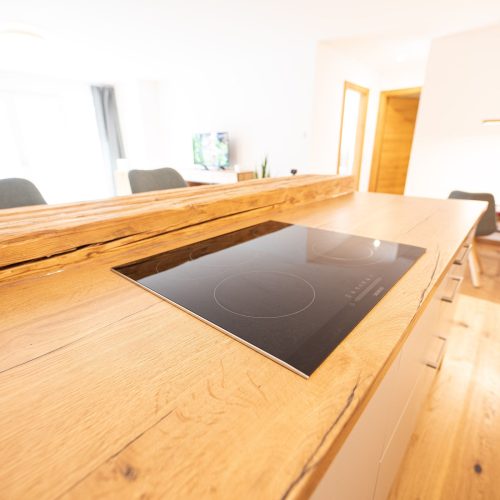 Arbeitsplatte und Herd in Küche in Ferienwohnung in Garmisch-Partenkirchen