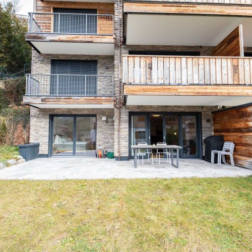 Terrasse unter Balkon von Ferienwohnung in Garmisch-Partenkirchen