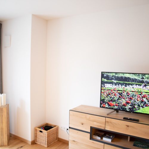 Fernseher und Kerzenständer in Ferienwohnung in Garmisch-Partenkirchen