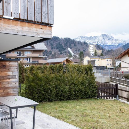 Kleiner Garten und Blick auf die Berge in Ferienwohnung in Garmisch-Partenkirchen