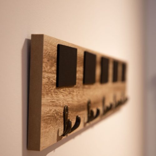 Nahaufnahme von Kleiderhaken in Ferienwohnung in Garmisch-Partenkirchen